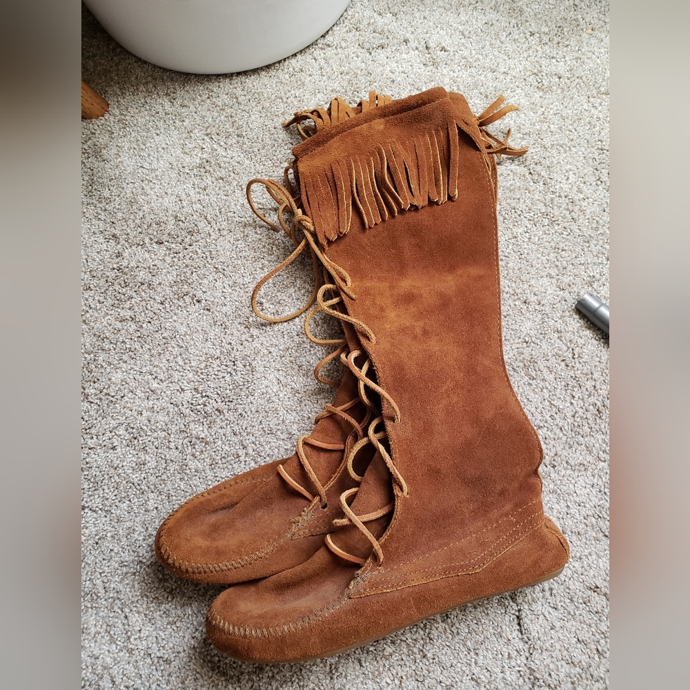 Minnetonka suede size 7 lace up boot